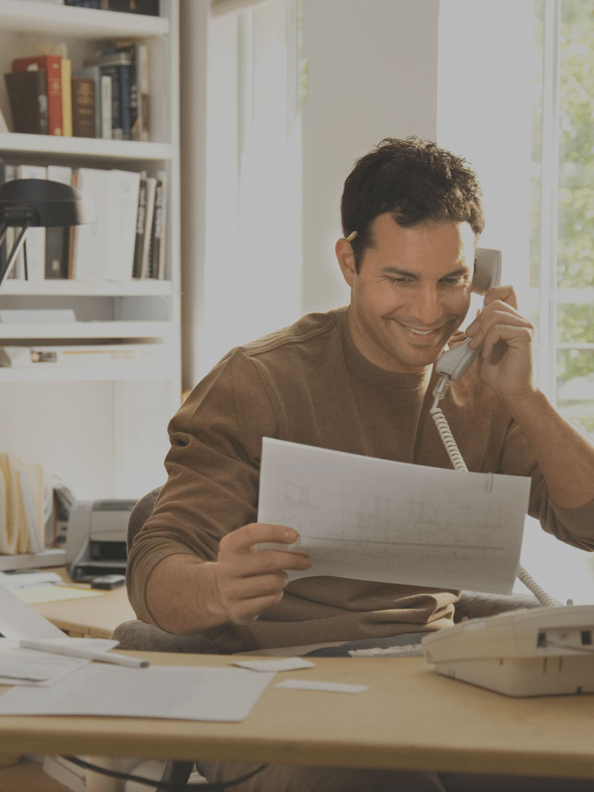 Recruiter im Homeoffice mit Laptop und Telefon