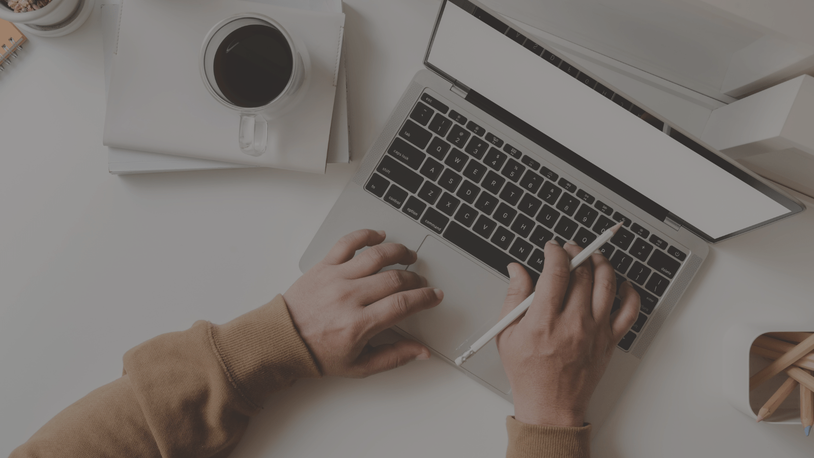 Recruiting Workflow mit Laptop, Handy und Kommunikation